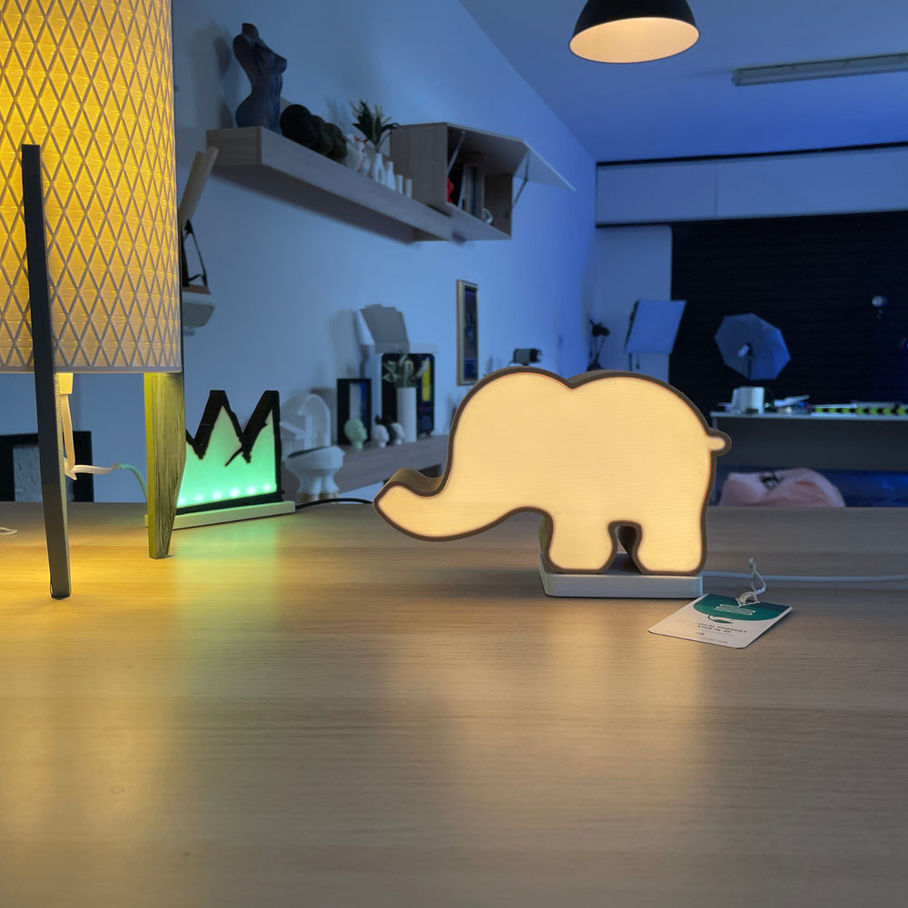 Lampada da Mobile a Forma di Elefante in Legno Riciclato: Un'Atmosfera Calda e Sostenibile per Tutta la Famiglia