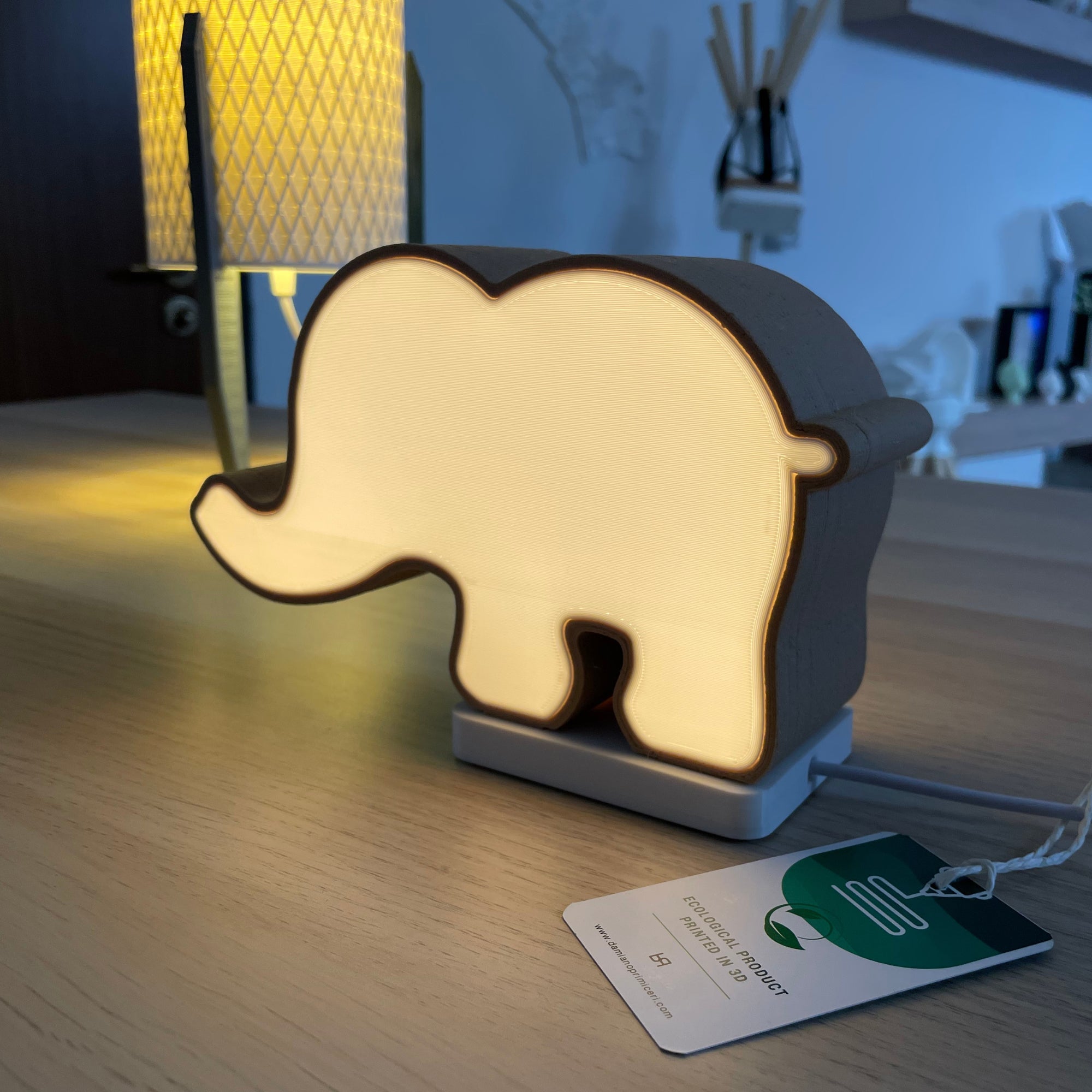 Lampada da Mobile a Forma di Elefante in Legno Riciclato: Un'Atmosfera Calda e Sostenibile per Tutta la Famiglia