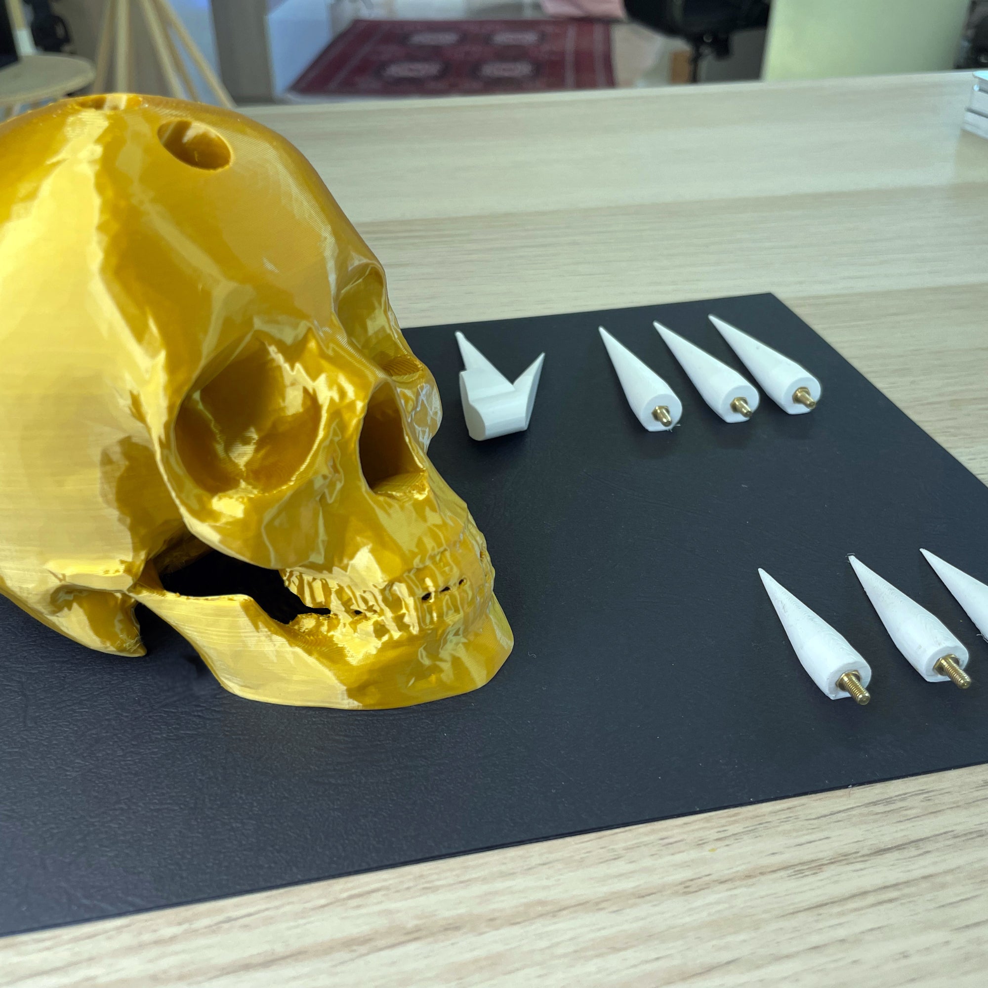 Cráneo anatómico con cresta punk de 8 puntas: una obra de arte 3D sostenible y rebelde