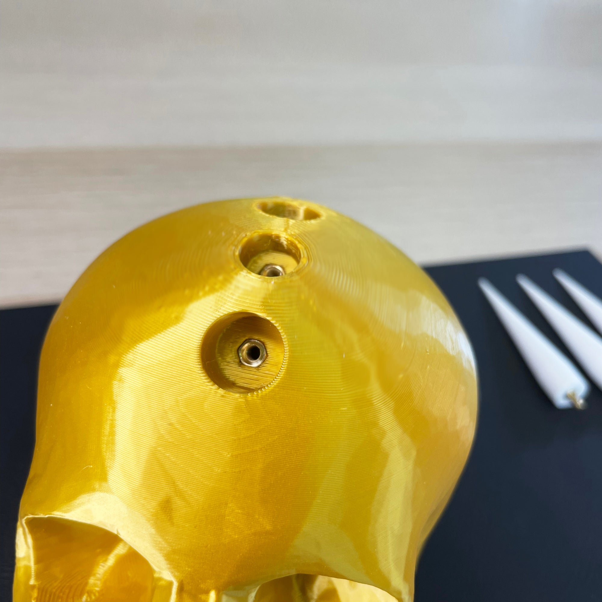 Cráneo anatómico con cresta punk de 8 puntas: una obra de arte 3D sostenible y rebelde